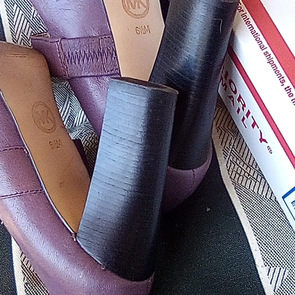 Michael Kors Peep Toes High Heel Shoes With Gold Hardware Buckle. size 6.5M - Picture 9 of 9